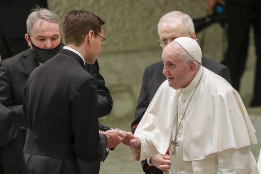 Pápež sľúbil, že bude od veriacich dodržiavať odstup