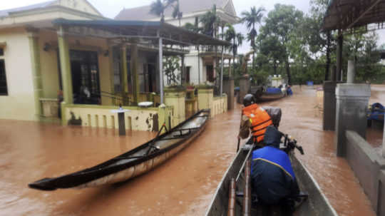 Povodne a zosuvy pôdy vo Vietname si vyžiadali už 105 obetí