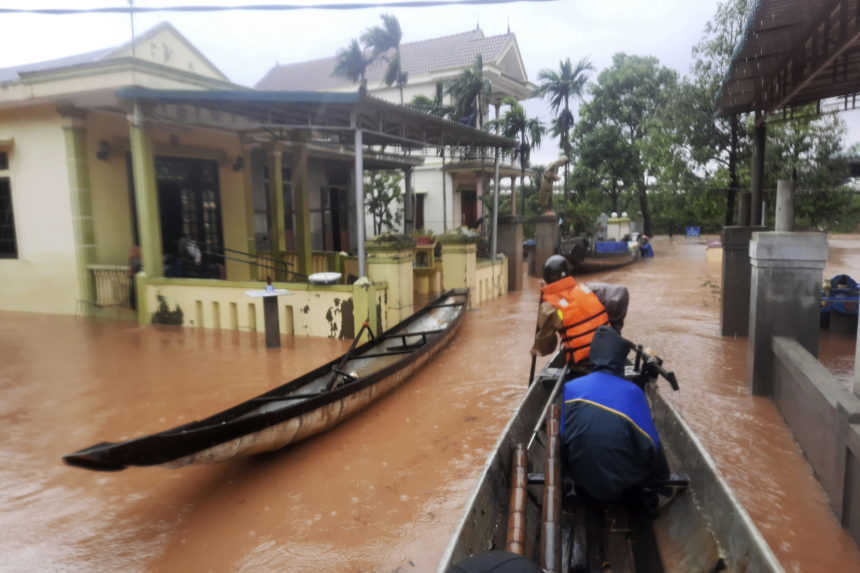 Povodne a zosuvy pôdy vo Vietname si vyžiadali už 105 obetí