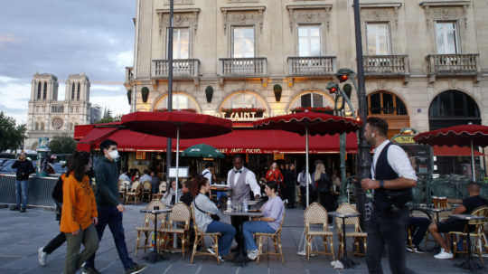 V Paríži zatvárajú bary, zakázané sú oslavy aj trhy