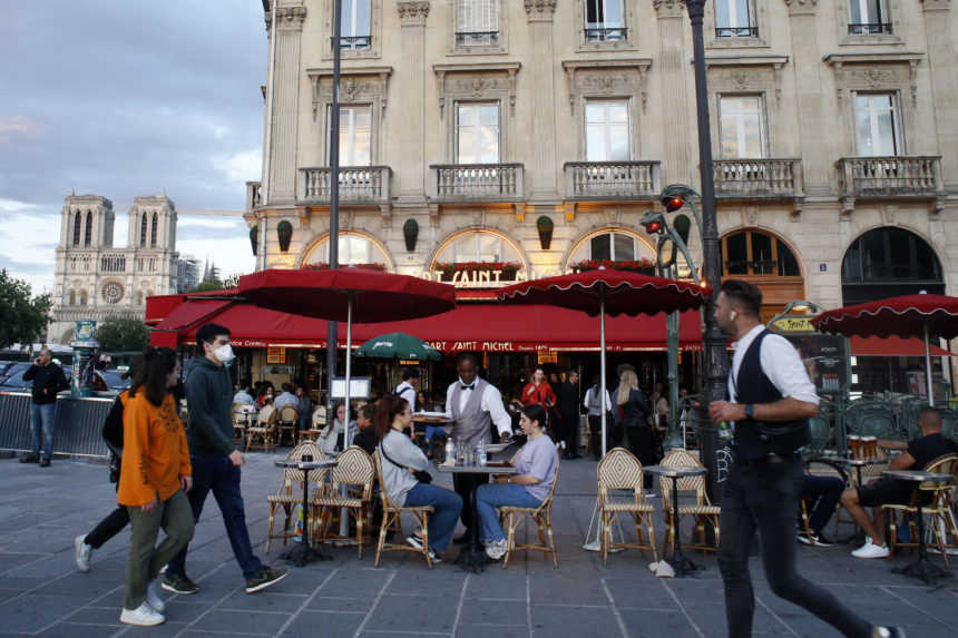 V Paríži zatvárajú bary, zakázané sú oslavy aj trhy