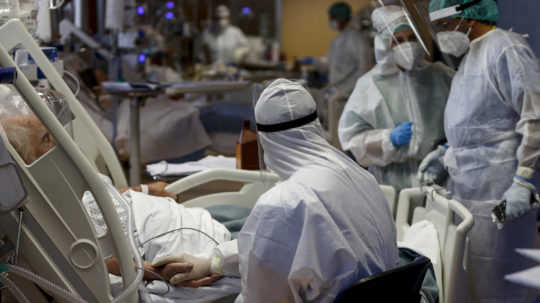 Expert z WHO varuje: Vírus naberá na sile, pandémia sa do konca roka neskončí