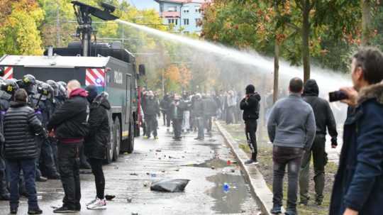 Policajtov napadol na proteste aj Čech, hrozí mu prísny trest