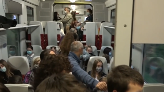 Cestujúci sa sťažujú na preplnené vlaky do Prešova