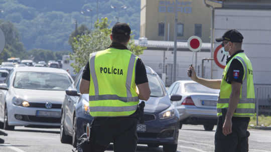 Po teroristickom útoku kontroluje polícia hranice s Rakúskom