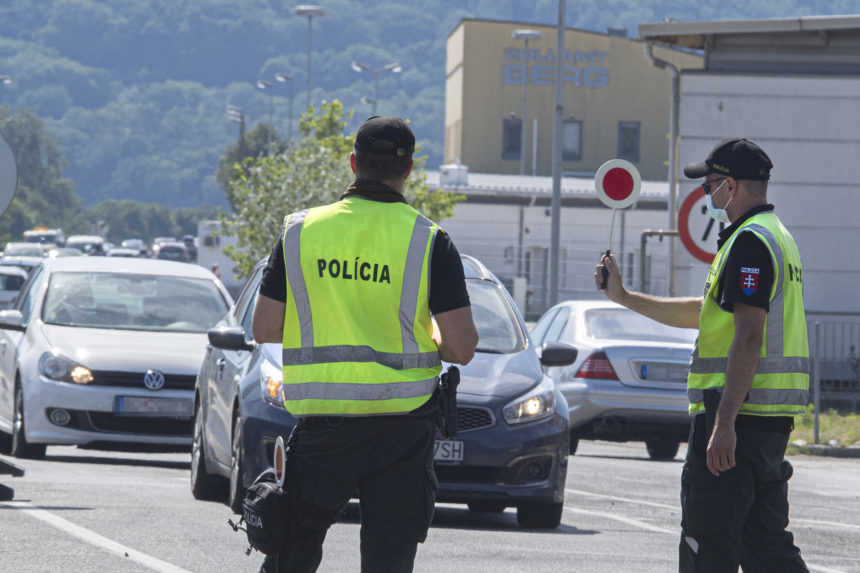 Po teroristickom útoku kontroluje polícia hranice s Rakúskom