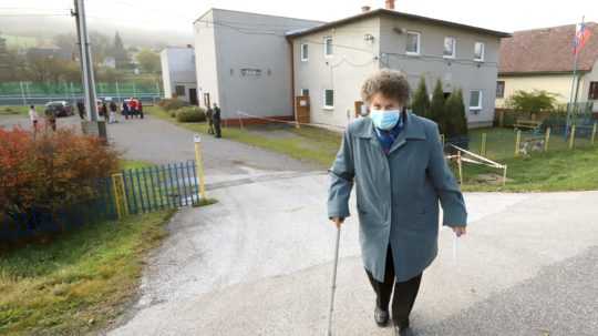 Slováci sa cítia ohrození pandémiou, pravidlá nedodržiavajú najmä priaznivci ĽSNS