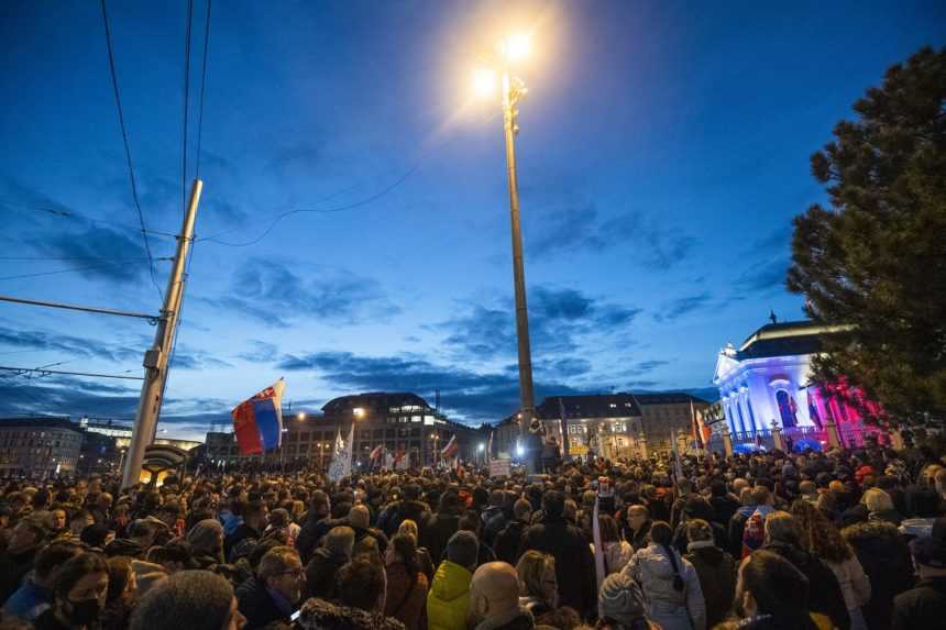 Pyrotechnika počas protestov zranila niekoľkých policajtov, násilníkov zadržali