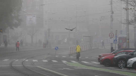 Na území celého Slovenska sú hmly, viditeľnosť budú komplikovať aj v stredu