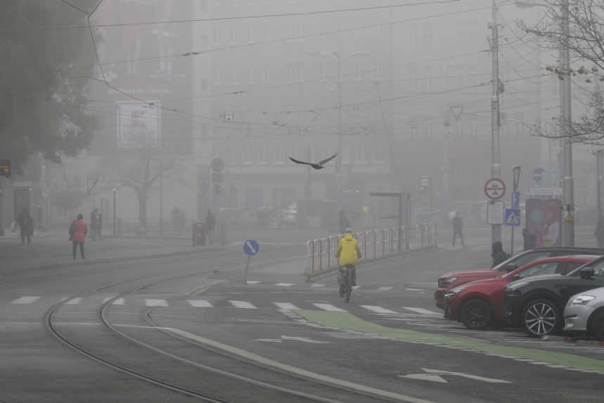 Na území celého Slovenska sú hmly, viditeľnosť budú komplikovať aj v stredu