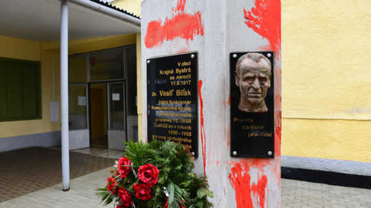 Parlament odsúdil komunistický i fašistický režim, zakázal pamätníky na ich oslavu