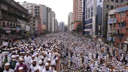 Moslimovia sa búria: Bangladéš a Indonézia zažívajú protifrancúzske demonštrácie