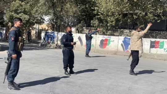 Pri streľbe na univerzite v Kábule zahynulo najmenej 35 ľudí