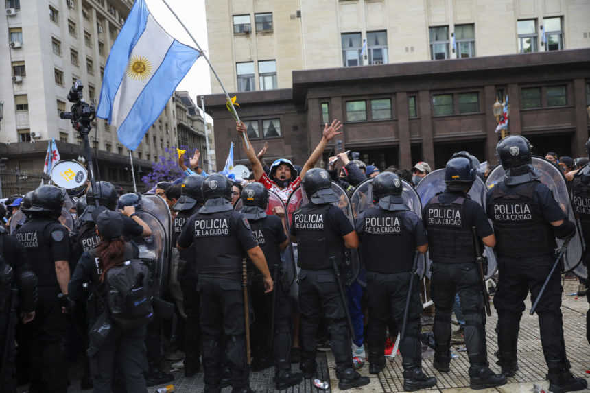 Fanúšikovia sa lúčia s Maradonom, polícia použila slzotvorný plyn