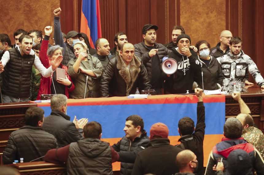 Azerbajdžan oslavuje, v Arménsku protestujú. Kaukazské štáty reagujú na podpis dohody