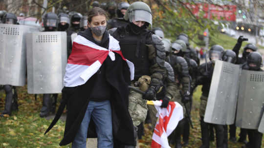 Protesty v Bielorusku opäť sprevádzalo zatýkanie, v putách skončilo viac ako 1 000 ľudí