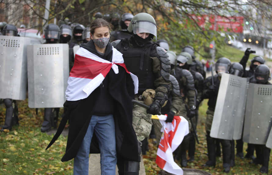 Protesty v Bielorusku opäť sprevádzalo zatýkanie, v putách skončilo viac ako 1 000 ľudí