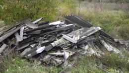 Neďaleko obce Brunovce vznikla nelegálna skládka azbestu