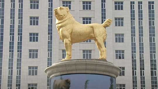 Obľúbený pes prezidenta Turkménska má vlastnú zlatú sochu