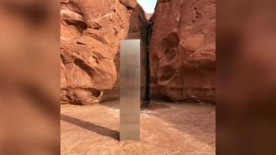 Záhadný kovový kváder sa zjavil v púšti. Nikto nevie, komu patrí