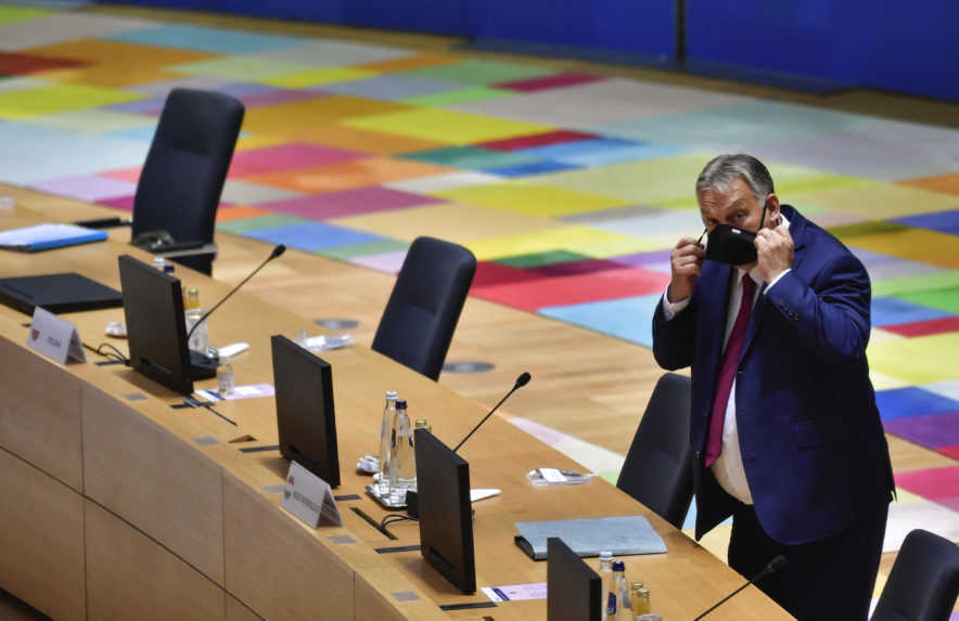 Orbán hádže vinu na Sorosa a nepochybuje, že sa s EÚ nakoniec dohodne