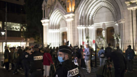 Francúzska polícia v súvislosti s útokom v Nice zatkla ďalšie štyri osoby