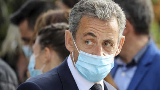 V pondelok sa mal začať súd s exprezidentom Sarkozym, hneď v úvode ho odročili