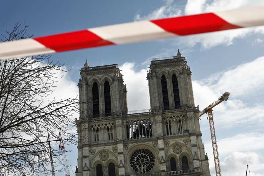 Prvý od zničujúceho požiaru. V parížskej katedrále Notre-Dame bude vianočný koncert