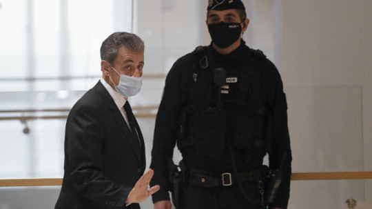 Parížsky súd opäť odročil pojednávanie s exprezidentom Sarkozym