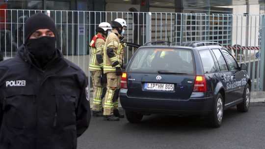 Do brány nemeckého kancelárstva zrejme úmyselne narazilo auto