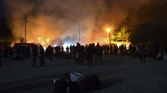 Požiar v gréckom utečeneckom tábore spálil niekoľko stanov