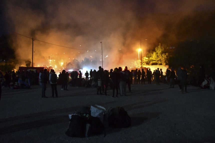 Požiar v gréckom utečeneckom tábore spálil niekoľko stanov