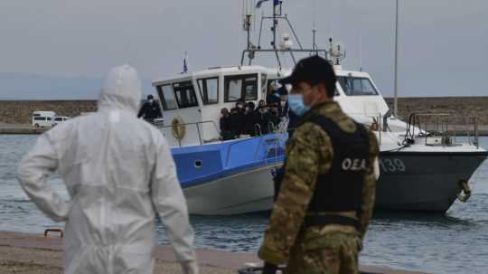 Na lodi s migrantmi boli aj tureckí policajti. Skončila v rukách Grékov