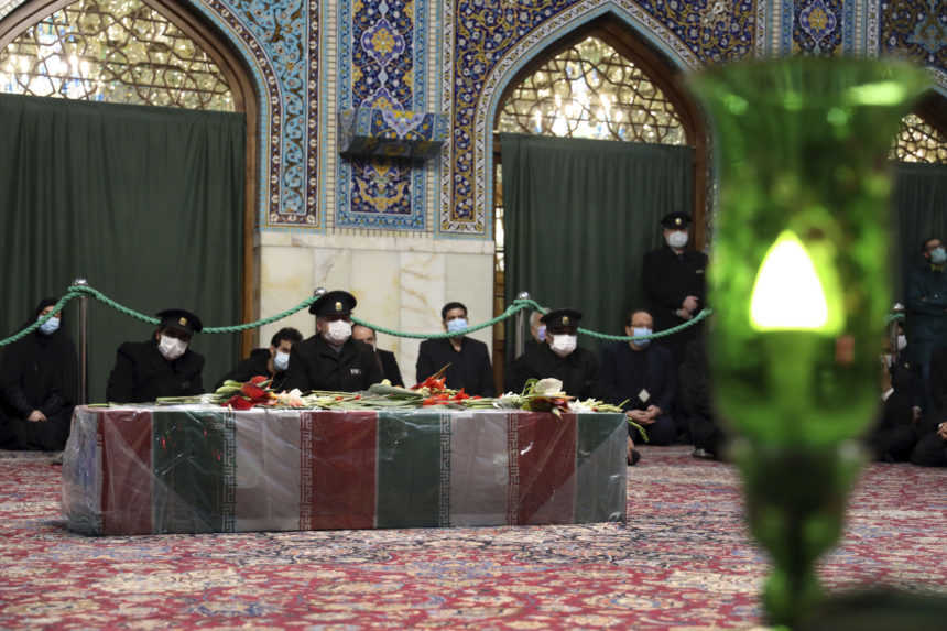 Irán pochováva svojho prominentného jadrového vedca a sľubuje pomstu