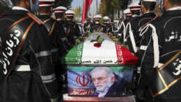 Irán pochováva svojho prominentného jadrového vedca a sľubuje pomstu