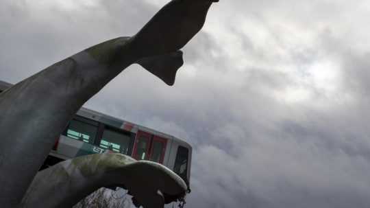 Socha veľrybieho chvosta zachránila vozeň metra pred pádom do vody