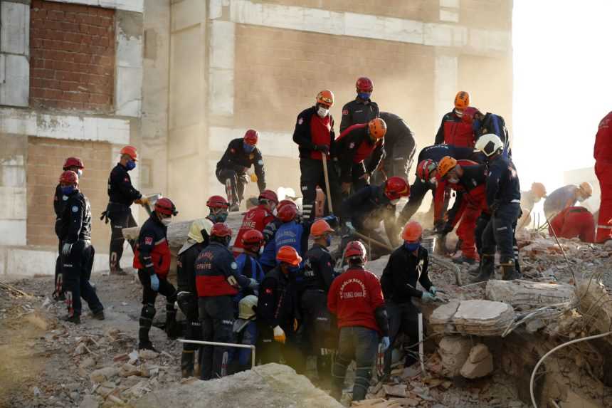 Zemetrasenie v Turecku si už vyžiadalo viac ako sto obetí