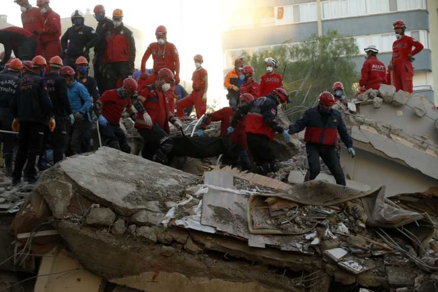Silné zemetrasenie v Grécku a Turecku si vyžiadalo najmenej 81 obetí