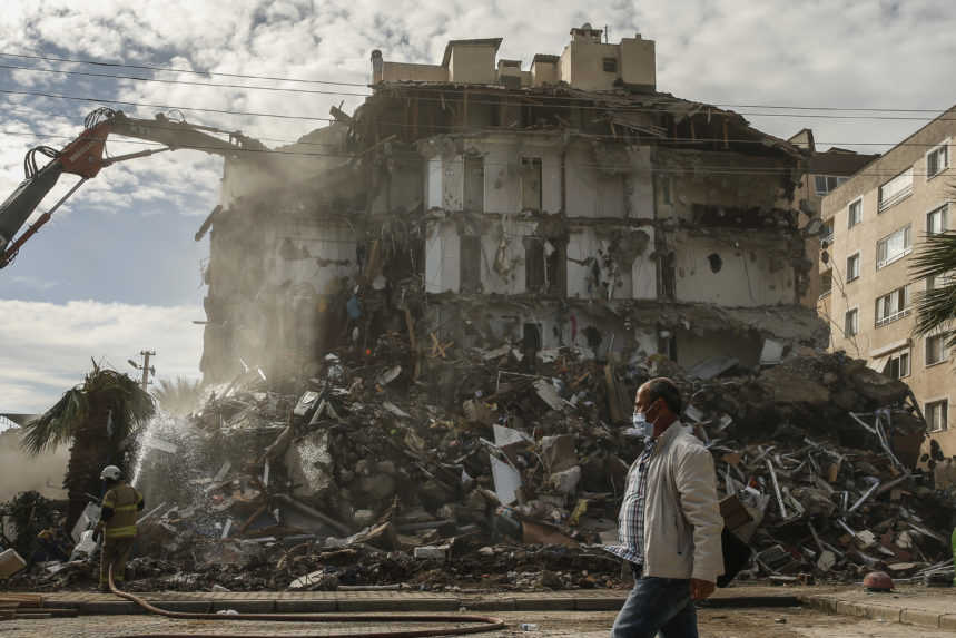 Zemetrasenie v Turecku si už vyžiadalo viac ako sto obetí