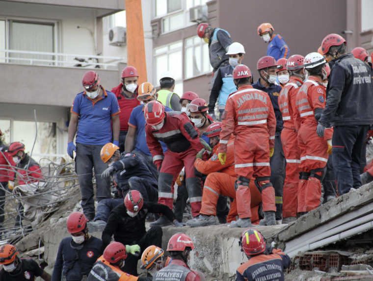 Silné zemetrasenie v Grécku a Turecku si vyžiadalo najmenej 81 obetí