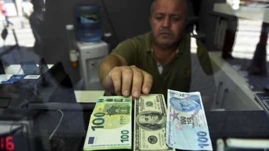 Turecká líra spadla na rekordné minimum, nadol ju tlačia slabé rezervy