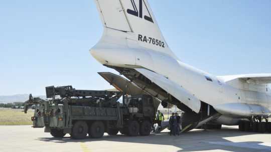 Ruský systém S-400 do výzbroje zaradíme, tvrdí Turecko. USA naďalej hrozia sankciami