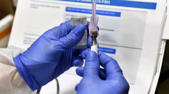 V Spojených štátoch získala mimoriadne povolenie už druhá vakcína proti koronavírusu