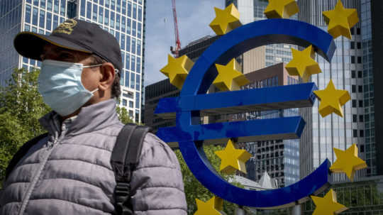 Znak eura pri budove Európskej centrálnej banky