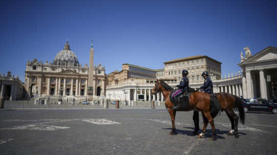 Zneužívajúcich kňazov malo kryť zo dvadsať biskupov, Vatikán to prešetrí