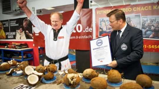 Nemec rozdrvil päsťou 130 kokosových orechov za minútu