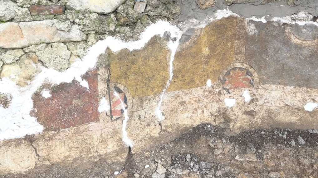 Neďaleko Gombaseckej jaskyne odhalili archeológovia vzácne fresky zo 14. storočia