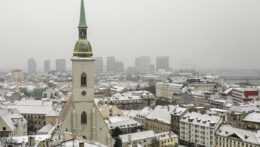 Doprava po prvom snežení v Bratislave neskolabovala
