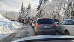 Polícia uzavrela cestu do lyžiarskeho strediska Skalka, problémom je nával turistov