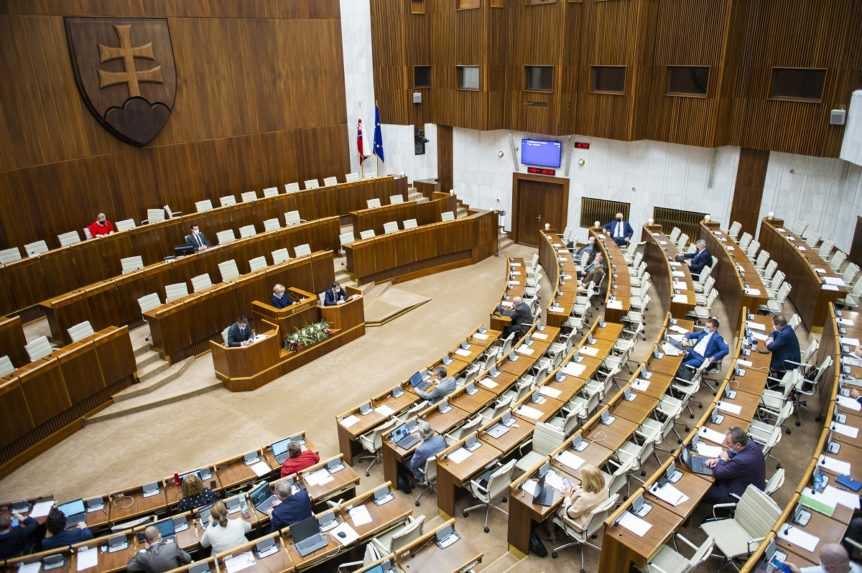 Parlament schválil predĺženie núdzového stavu